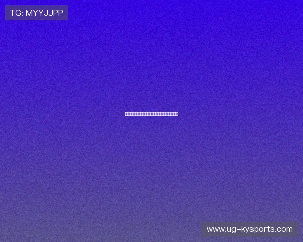 球员扣篮时篮筐断裂，他挂在篮板上做引体向上